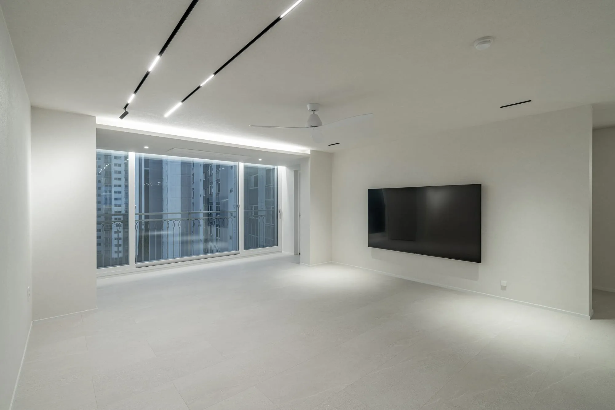 라인조명과 TV 벽이 있는 거실